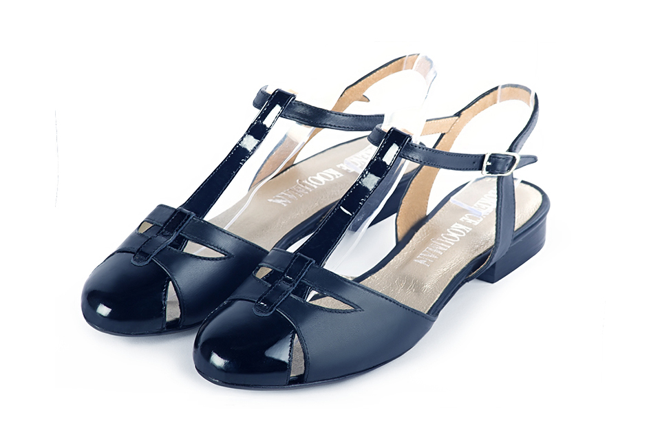 French elegance and refinement for these navy blue dress open back T-strap shoes, 
                available in many subtle leather and colour combinations. This charming flat salomé will nicely replace a more conventional ballerina.
Absolute comfort and singularity for this favorite model !  
                Matching clutches for parties, ceremonies and weddings.   
                You can customize these shoes to perfectly match your tastes or needs, and have a unique model.  
                Choice of leathers, colours, knots and heels. 
                Wide range of materials and shades carefully chosen.  
                Rich collection of flat, low, mid and high heels.  
                Small and large shoe sizes - Florence KOOIJMAN